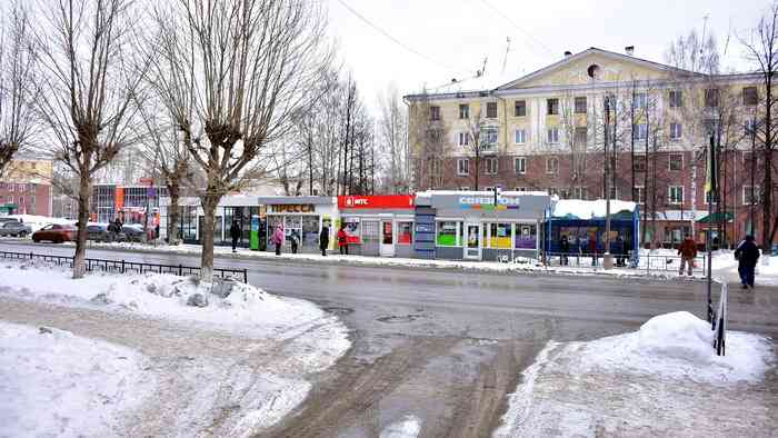 Торговые объекты на остановке стоят с 1998 года. Фото Андрея Агафонова